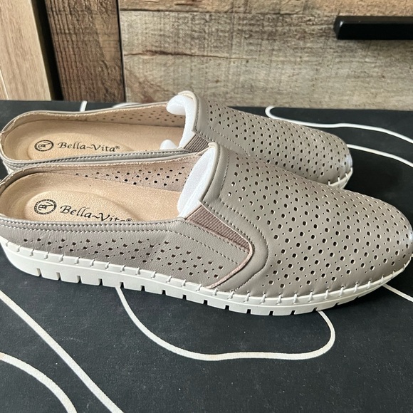 NWT Bella Vita Gray Perforated Slip-Ons 9.5 - Picture 3 of 5